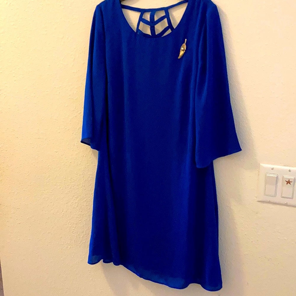 APT. 9 Blue Dress with a Blue llning  and  the dress has Short Sleeves.